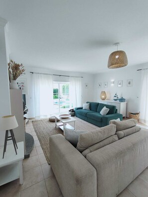 TV - Vila Aurora - Private 3 Bedroom Villa - 100m from the beach (Luz)