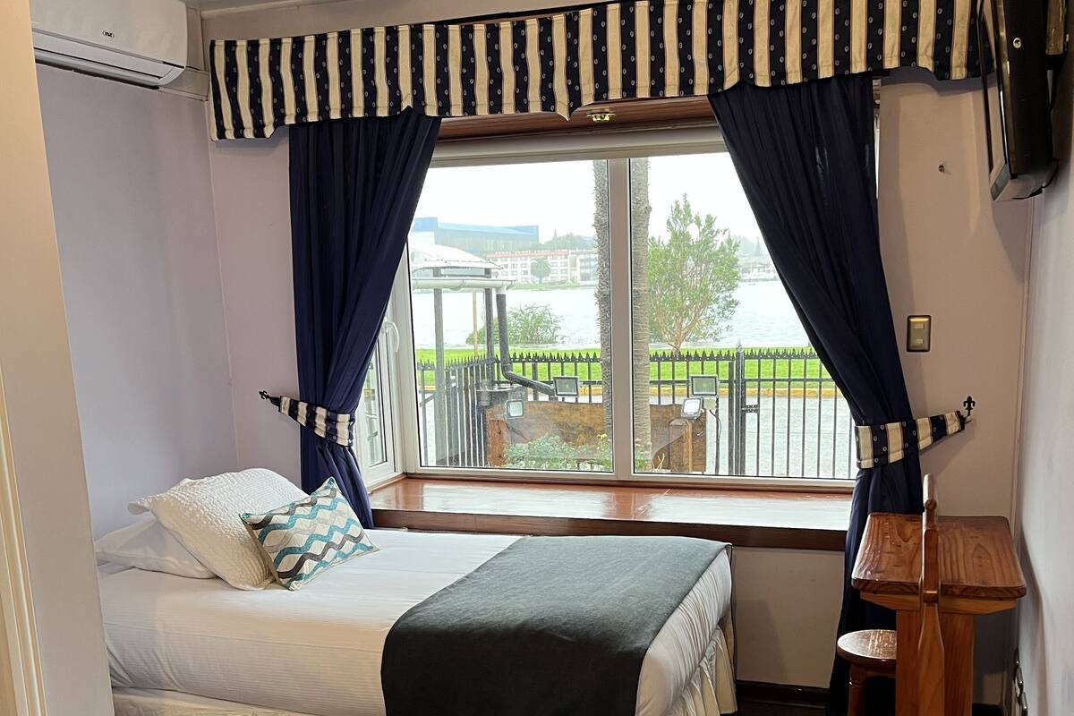 Standard Single Room | Laptop workspace, blackout drapes, WiFi (free)