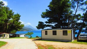 A mobile home with a view of the sea and mountains in the background. - Victoria Mobilehome Camping Dole (Podgora)
