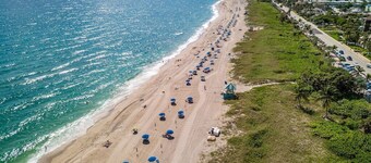 Seaside Escape/Luxury Unit /Walk to Beach