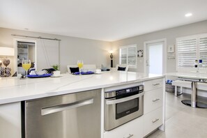 冰箱、微波炉、烤箱、炉灶
