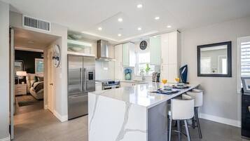 Refrigerador, microondas, horno y parrilla de estufa