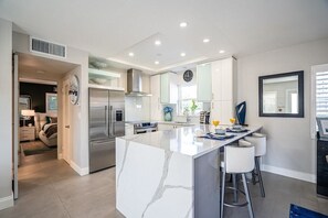 Fridge, microwave, oven, stovetop - Seaside Escape/Luxury Unit /Walk to Beach (Delray Beach)