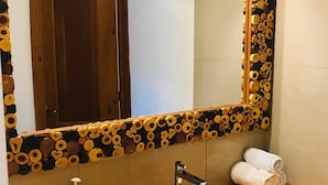 Ein Badezimmer mit Waschbecken, Spiegel und Handtuchhalter.