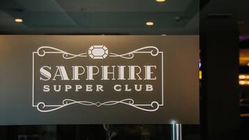 Un letrero con el texto 'SAPPHIRE SUPPER CLUB'.