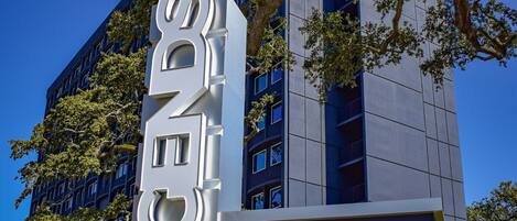 Un letrero de hotel con el nombre 'Sapphire Supper Club' y un edificio moderno al fondo.