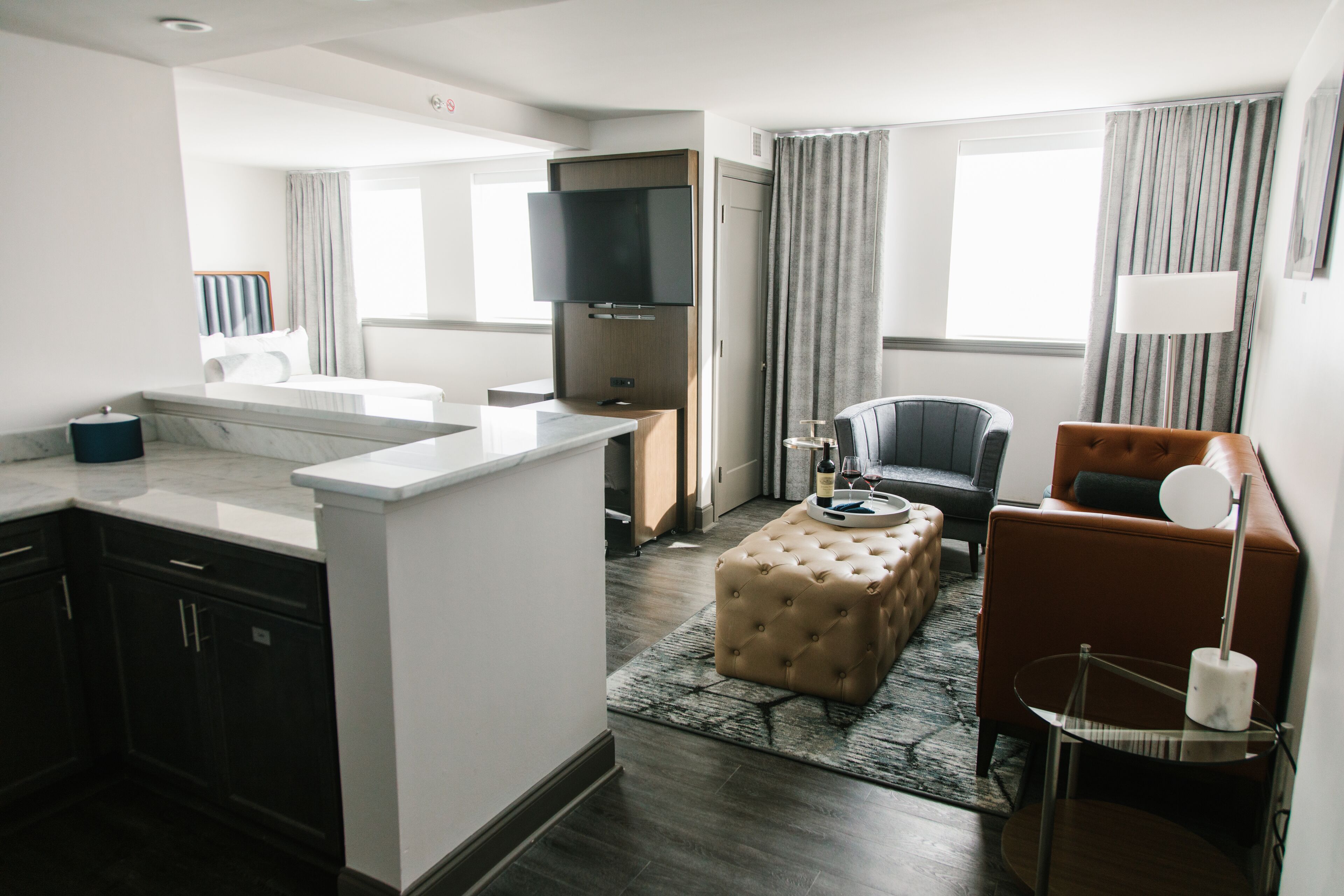 deluxe suite, 1 king bed | living area | 50-inch flat-screen tv with cable channels, tv