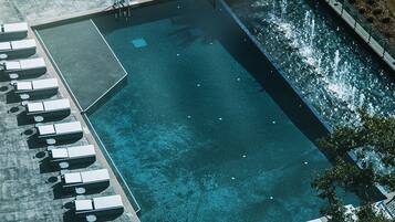 Piscina all'aperto, cabine incluse nel prezzo, lettini