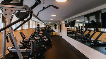 Ett gym med löpband, crosstrainers och fria vikter.