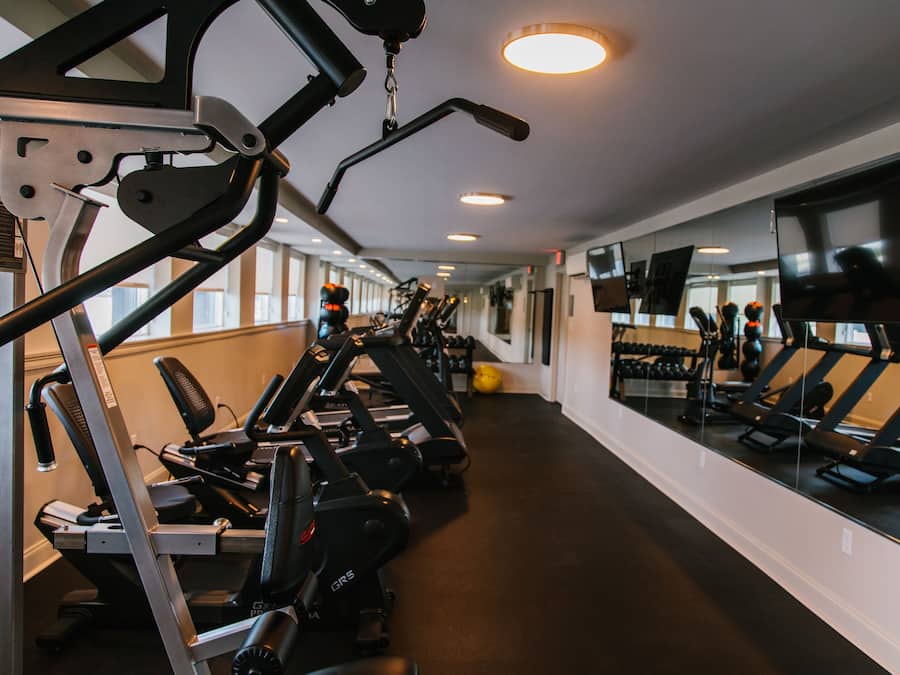 Ett gym med löpband, crosstrainers och fria vikter.