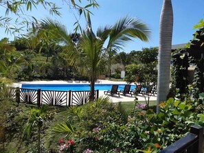 Una piscina al aire libre