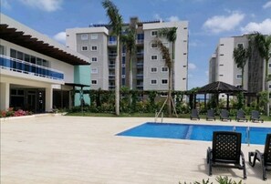 Una piscina al aire libre