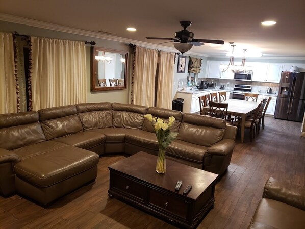 Basic-hus | Opholdsområde | Fladskærms-tv