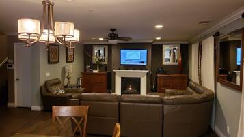 Basic House | Living area | Flat-screen TV