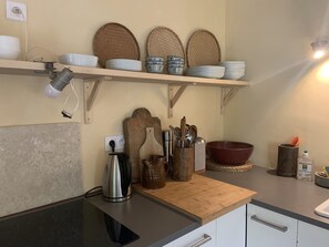Réfrigérateur, micro-ondes, plaque de cuisson, lave-vaisselle