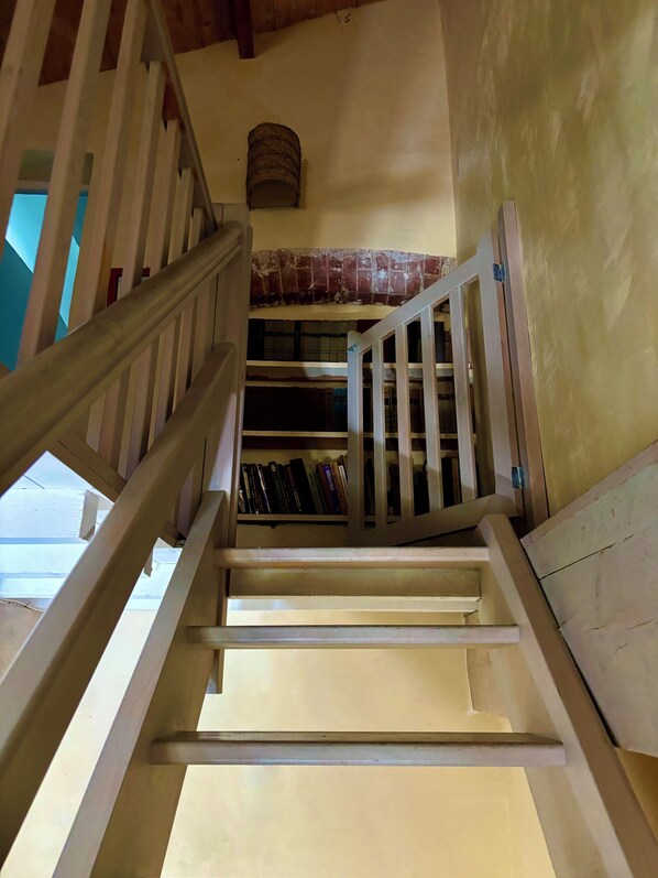 A staircase with a wooden railing leading to a lower level. - L’ Ermitage. Rustic charm in the heart of Uzès! (Uzès)