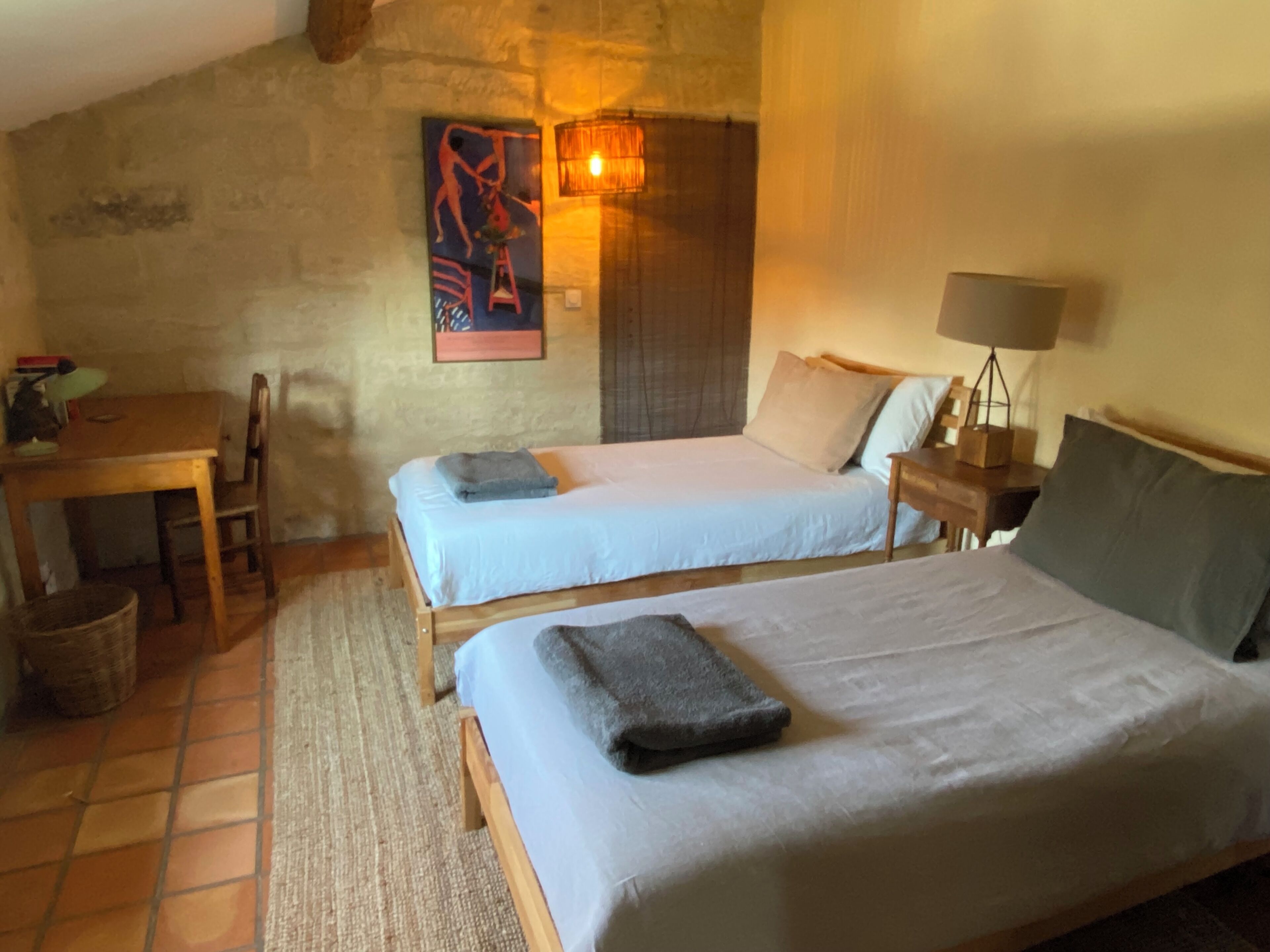 2 chambres, bureau, fer et planche à repasser, lit parapluie