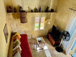 TV, books - L’ Ermitage. Rustic charm in the heart of Uzès! (Uzès)