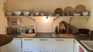 Réfrigérateur, micro-ondes, plaque de cuisson, lave-vaisselle