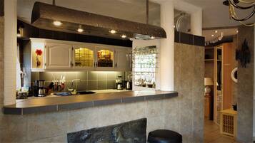 Kühlschrank, Mikrowelle, Ofen, Herdplatte