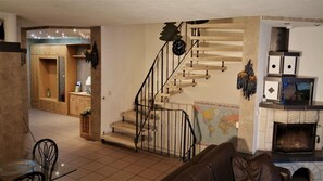 TV, fireplace, books - Apartment with sauna and mountain view (Bad Wildbad)