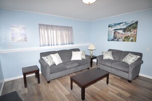 Een televisie, een open haard en tafelvoetbal