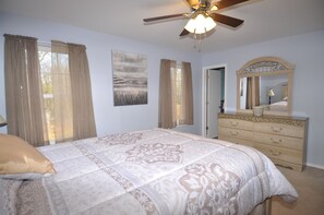 3 bedrooms, desk, iron/ironing board, free WiFi