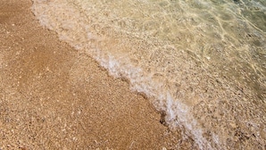 A clear beach with shallow water and a rocky shoreline. - Room in Novalja with Air condition, WIFI (3764-9) (Novalja)