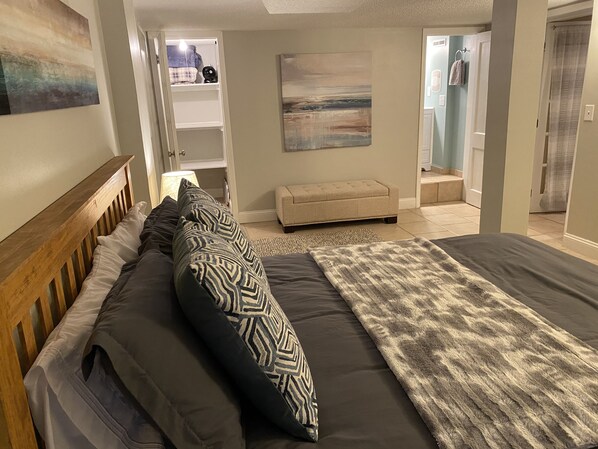 2 bedrooms, iron/ironing board, free WiFi, bed sheets - ⭐️ JC Base Camp - Huge Private Suite with Full Kitchen & Laundry (Johnson City)