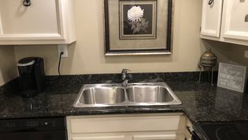 大冰箱、微波炉、烤箱、炉灶