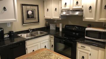 Full-sized fridge, microwave, oven, stovetop