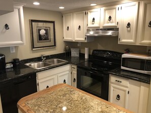Full-size fridge, microwave, oven, stovetop - ⭐️ JC Base Camp - Huge Private Suite with Full Kitchen & Laundry (Johnson City)