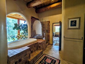 Combined shower/bathtub, hair dryer, bidet, towels - Crow's Nest at "Winsor Castle" (Valdez)