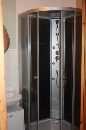 Dusche, Haartrockner, Handtücher, Seife