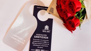 A hotel room key card with a message about room sanitization and a bouquet of red roses. - Hotel SR92 Only Adults (Mexico City)