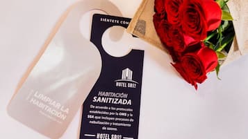 Regadera, toallas, jabón, shampoo