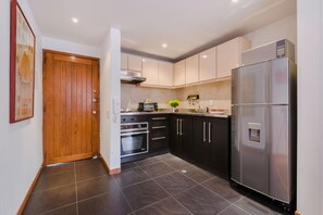 Réfrigérateur, micro-ondes, four, plaque de cuisson