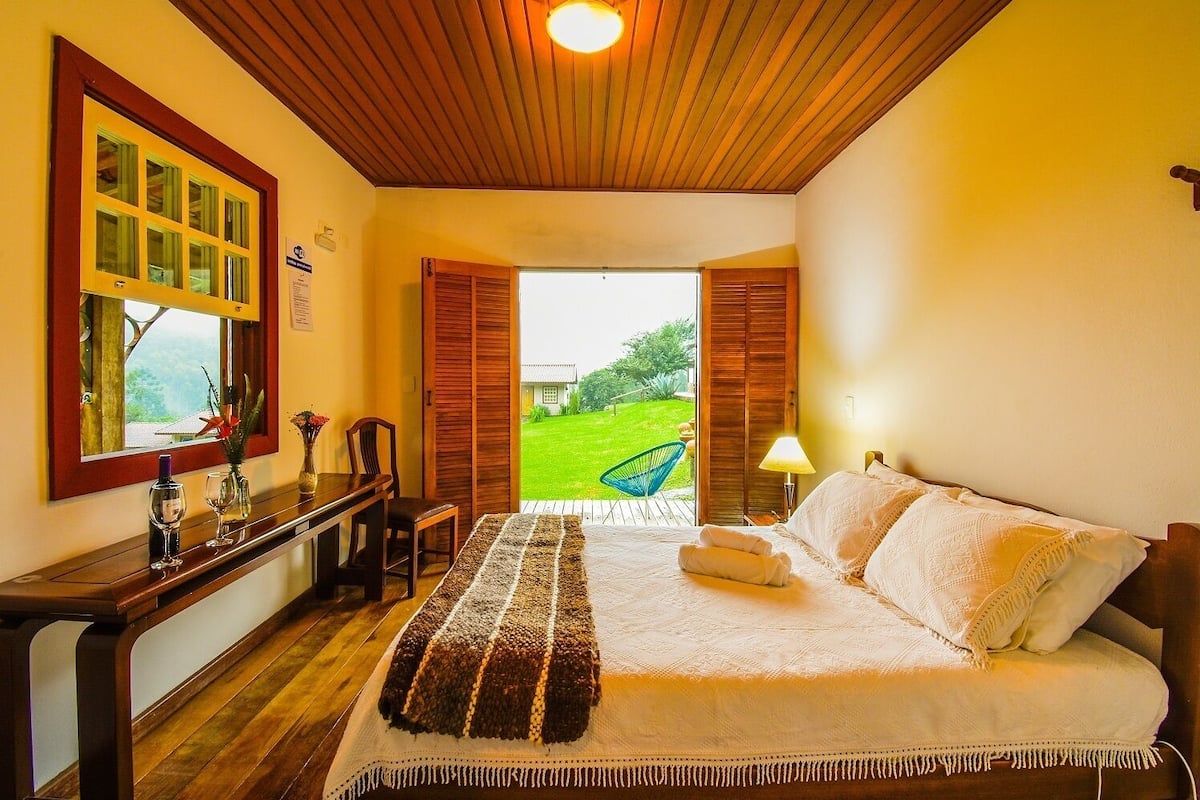 Suite, vistas al lago | Sistema de insonorización, wifi gratis, decoración individual