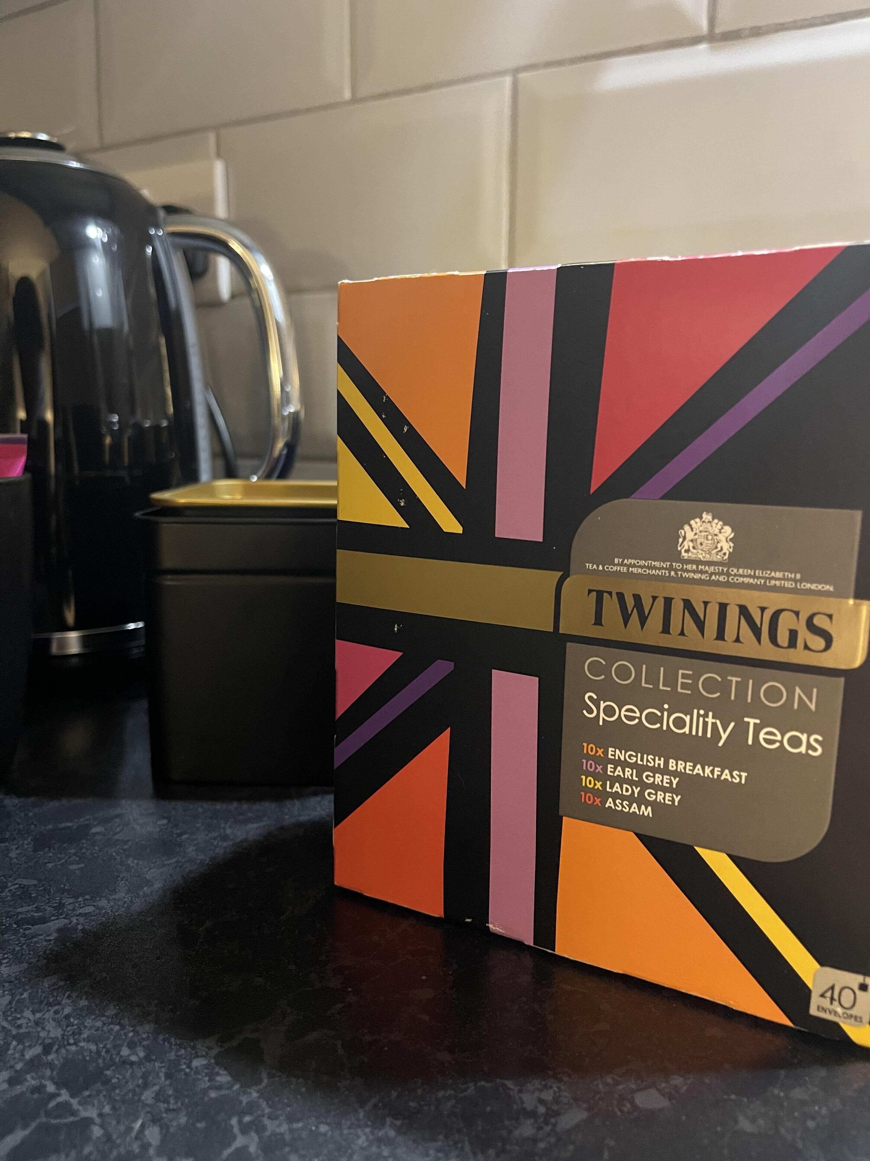Una caja de tés especiales Twinings Collection sobre una encimera de cocina.