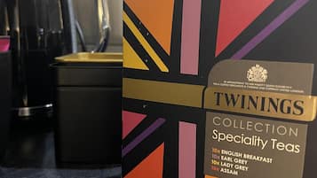 Una caja de tés especiales Twinings Collection sobre una encimera de cocina.