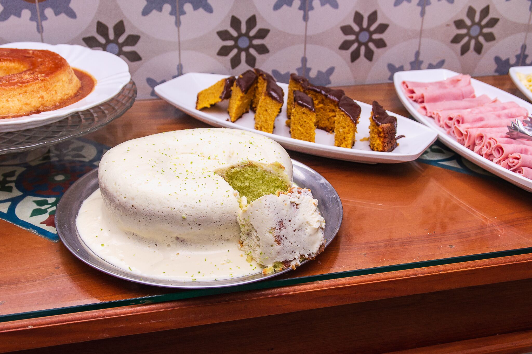 Un bufé de postres con diversos pasteles y dulces.