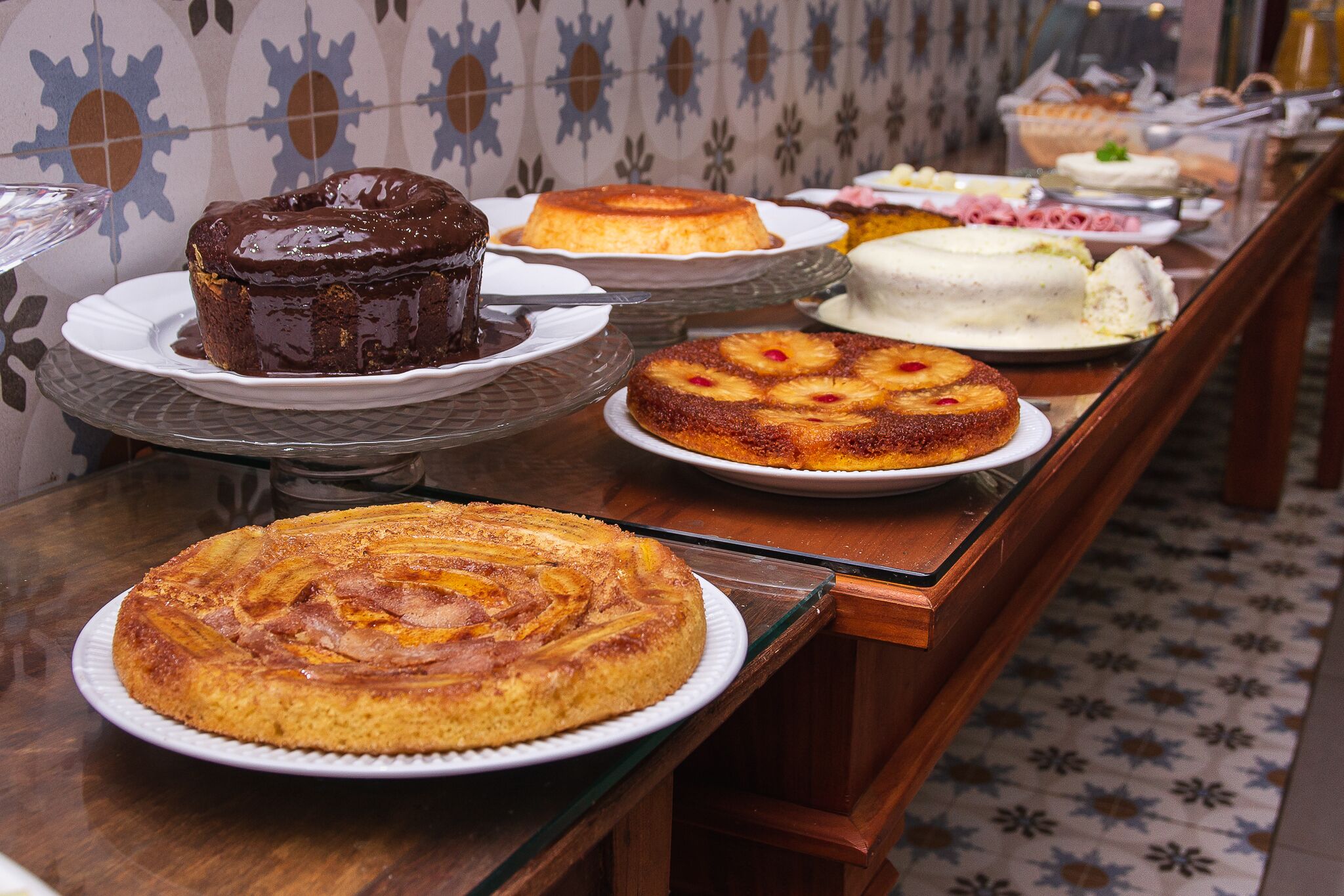 Una mesa de buffet con varios pasteles y postres.