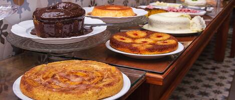 Una mesa de buffet con varios pasteles y postres.