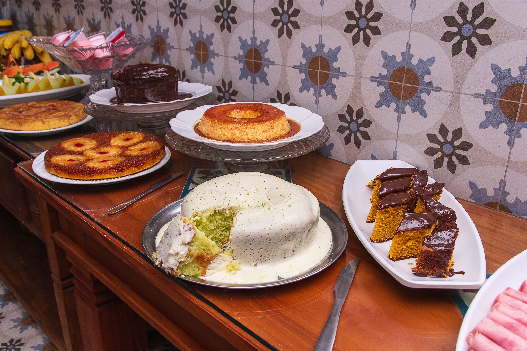 Une table de buffet proposant divers desserts, notamment des gâteaux et des pâtisseries.