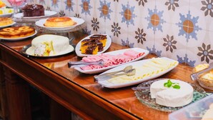 بوفيه فطور مجانًا يوميًا