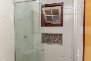 Habitación triple estándar | Baño | Ducha, artículos de higiene personal gratuitos, toallas y jabón