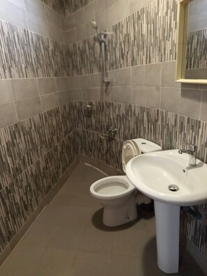 Un baño con inodoro, bidé y lavabo.