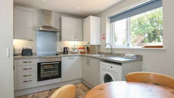 Cottage | Private kitchen | Dishwasher, cookware/dishes/utensils