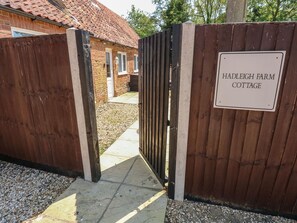 Cottage | Property grounds - Hadleigh Farm Cottage (King's Lynn)