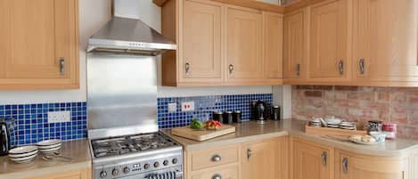 Microondas, placa de cocina, lavavajillas, utensilios de cocina